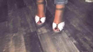 La mia ragazza ci fa vedere i suoi piedini