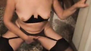 Spogliarello in cam di milf pompinara poi sborrata in faccia