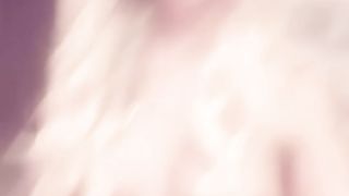 Biondona transex ci mostra il suo uccello in tiro