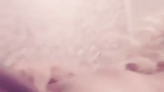 Biondona transex ci mostra il suo uccello in tiro