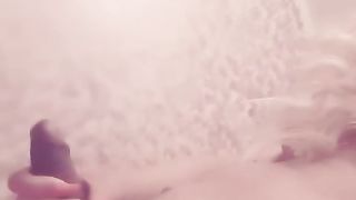 Biondona transex ci mostra il suo uccello in tiro