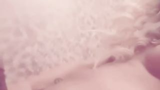 Biondona transex ci mostra il suo uccello in tiro