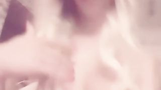 Biondona transex ci mostra il suo uccello in tiro