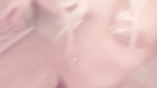 Biondona transex ci mostra il suo uccello in tiro