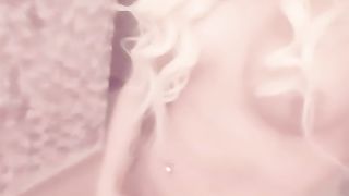 Biondona transex ci mostra il suo uccello in tiro