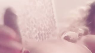 Biondona transex ci mostra il suo uccello in tiro