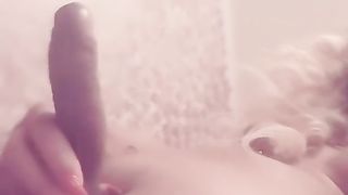 Biondona transex ci mostra il suo uccello in tiro