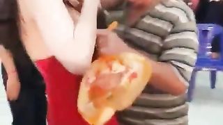 Vecchio porco strizza le tette a una ragazza