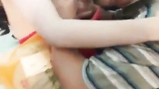 Vecchio porco strizza le tette a una ragazza