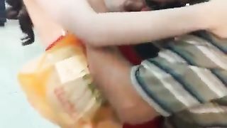 Vecchio porco strizza le tette a una ragazza