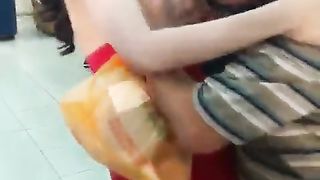 Vecchio porco strizza le tette a una ragazza