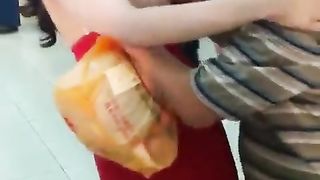 Vecchio porco strizza le tette a una ragazza