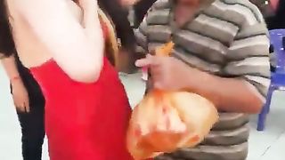 Vecchio porco strizza le tette a una ragazza