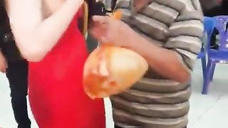 Vecchio porco strizza le tette a una ragazza