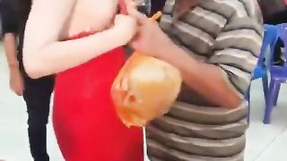 Anteprima del video: Vecchio porco strizza le tette a una ragazza