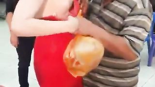 Vecchio porco strizza le tette a una ragazza