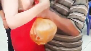 Vecchio porco strizza le tette a una ragazza