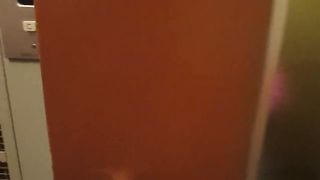 La mia Jenny sborrata in faccia in ascensore