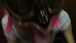 La mia Jenny sborrata in faccia in ascensore