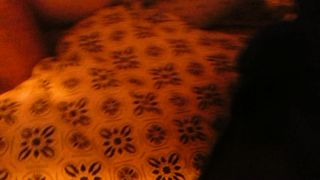 Si fa scopare distesa sul letto