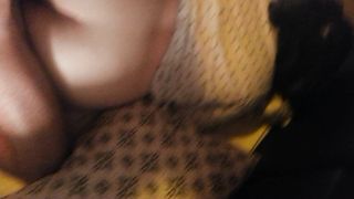 Si fa scopare distesa sul letto