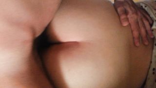 Si fa scopare distesa sul letto