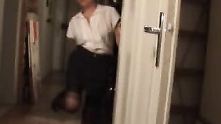 Spogliarello milf con sborrata in faccia