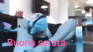 Bionda esibisce la sua figa