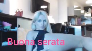 Bionda esibisce la sua figa