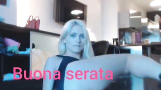 Bionda esibisce la sua figa