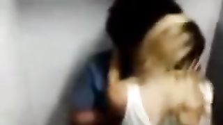 Scopata veloce in bagno