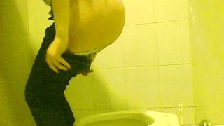 Spiata in un bagno pubblico