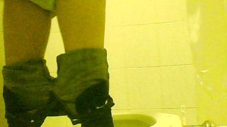 Spiata in un bagno pubblico