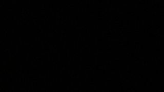 Distesa sul letto lo vuole messo dentro