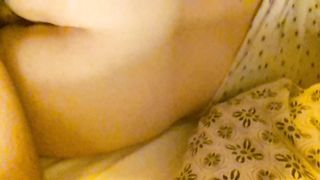 Distesa sul letto lo vuole messo dentro