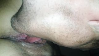 Una bella leccata di figa prima di sfondarla