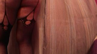 Mi diverto a sculettare per voi in intimo