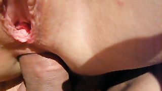 Primi piani di una bella inculata all'aperto