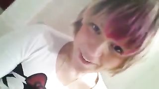 Anteprima del video: Erika si masturba con un dildo in bagno