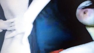 Cam girl tettona monta un dildo