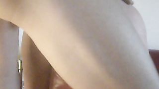 Scopata sul bracciolo del divano