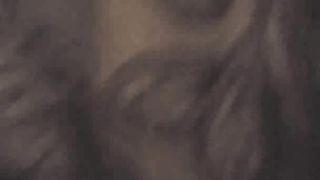 Alice e i suoi buchi sfondi mentre dorme ubriaca