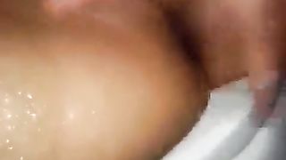 Lei si masturba e squirta!!!