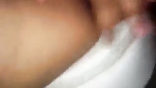 Lei si masturba e squirta!!!