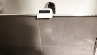 Dopo pranzo ho voglia di una sega mentre mi vedo un porno