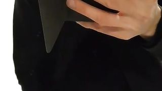 Dopo pranzo ho voglia di una sega mentre mi vedo un porno