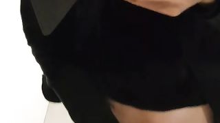 Dopo pranzo ho voglia di una sega mentre mi vedo un porno