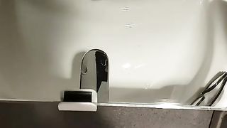 Dopo pranzo ho voglia di una sega mentre mi vedo un porno