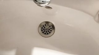 Dopo pranzo ho voglia di una sega mentre mi vedo un porno