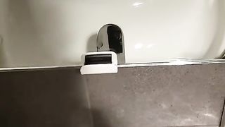 Dopo pranzo ho voglia di una sega mentre mi vedo un porno